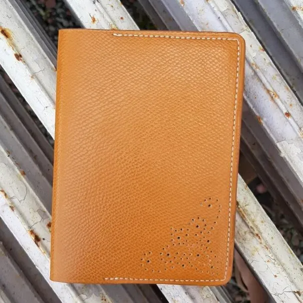 Atelier Anne R porte-passeport cuir Epsom caramel