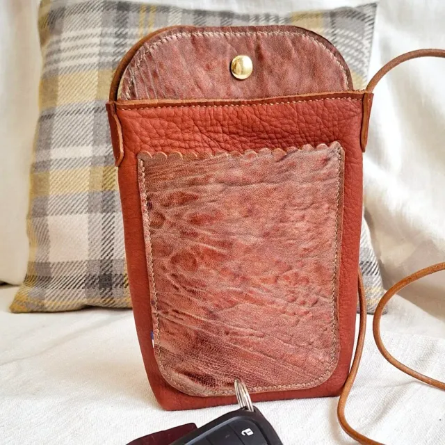 Atelier Anne R Pochette Portable pochette cuir marron aimantée