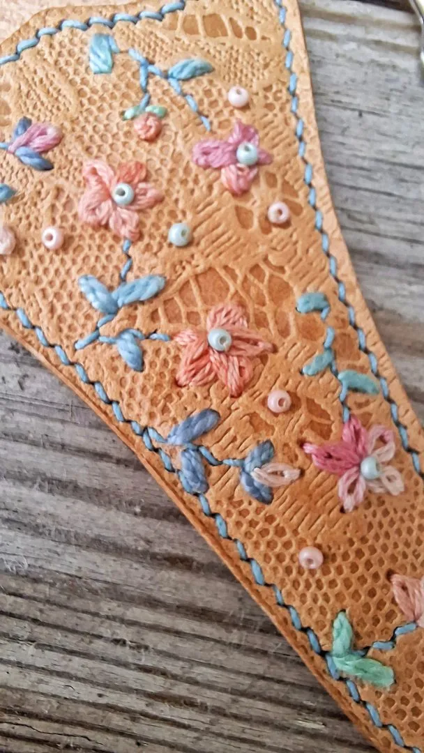 Atelier Anne R étui à ciseaux cuir brodé bleu rose