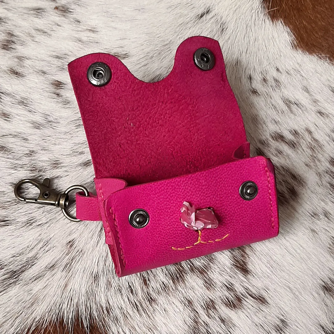 Atelier Anne R Wouf! pochette porte-sacs cuir fuchsia