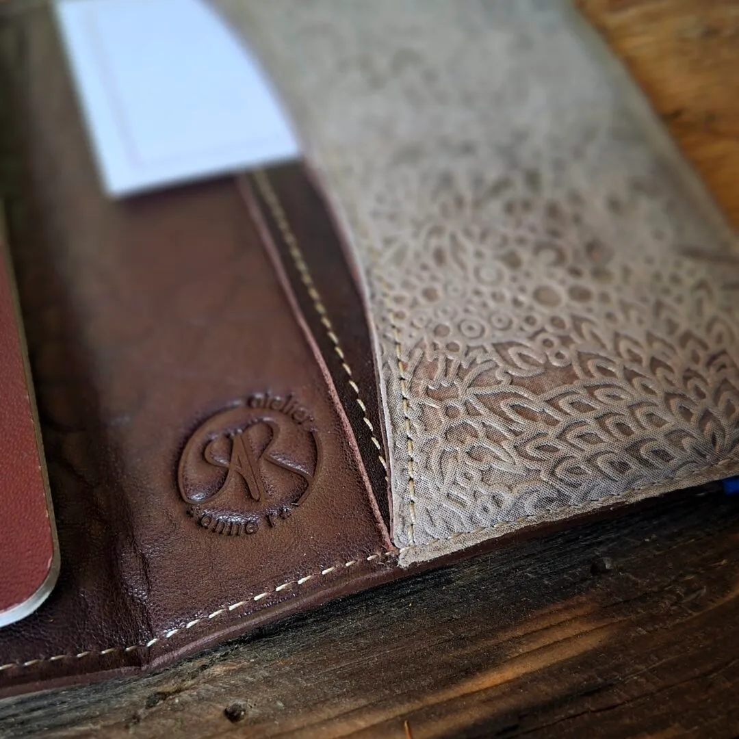 Atelier Anne R porte passeport cuir marron glacé fleuri