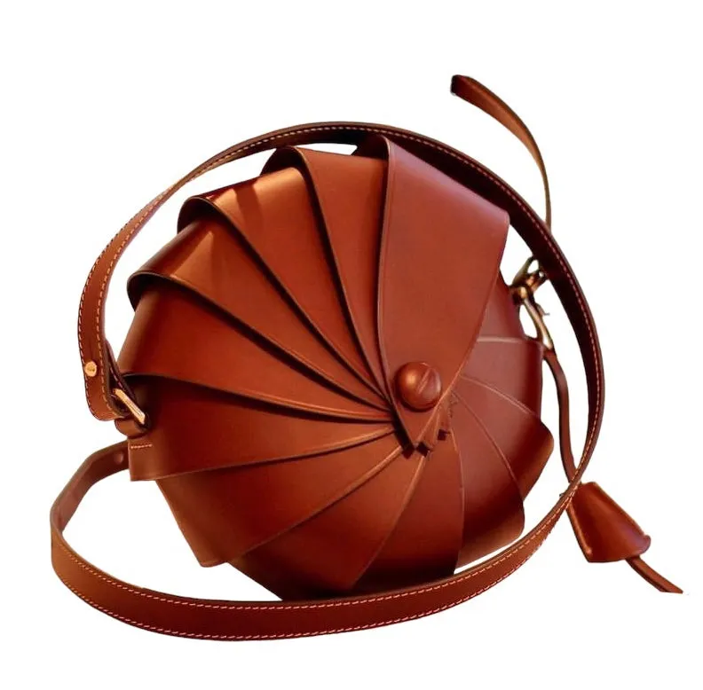 Hexagone Cuir Toupie sac bandoulière cuir cognac rond