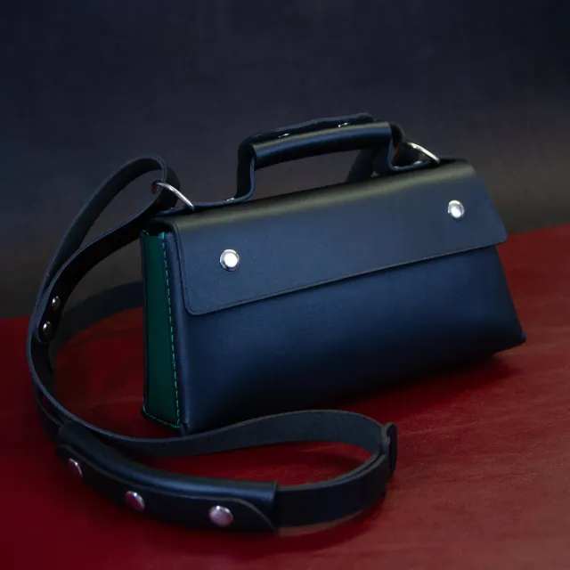 CagnaCuir Atelier Le Distingué sac bandoulière cuir noir fuschia
