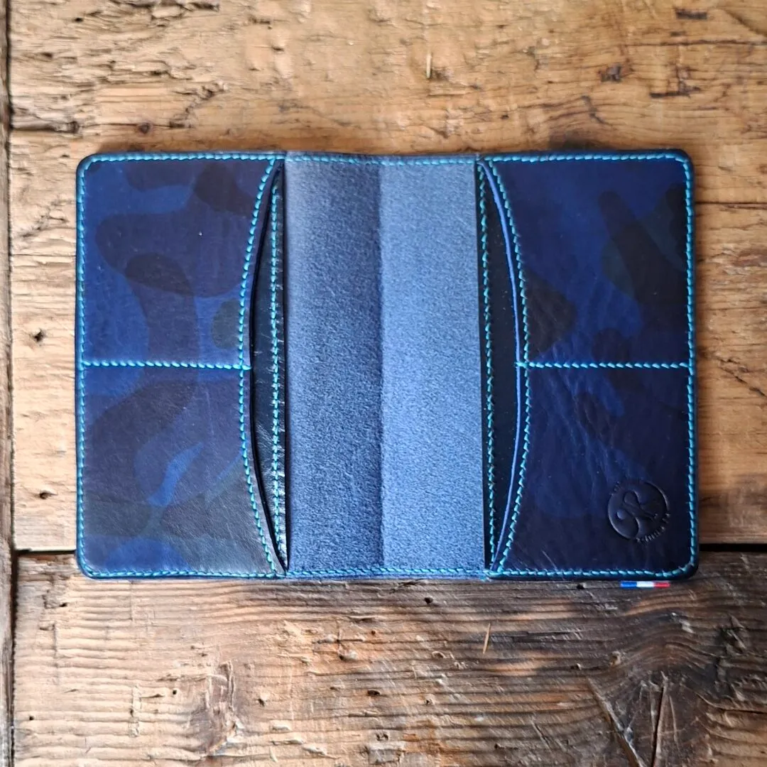 Atelier Anne R porte-passeport cuir bleu camouflage