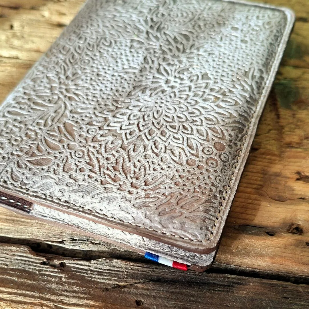 Atelier Anne R porte passeport cuir marron glacé fleuri