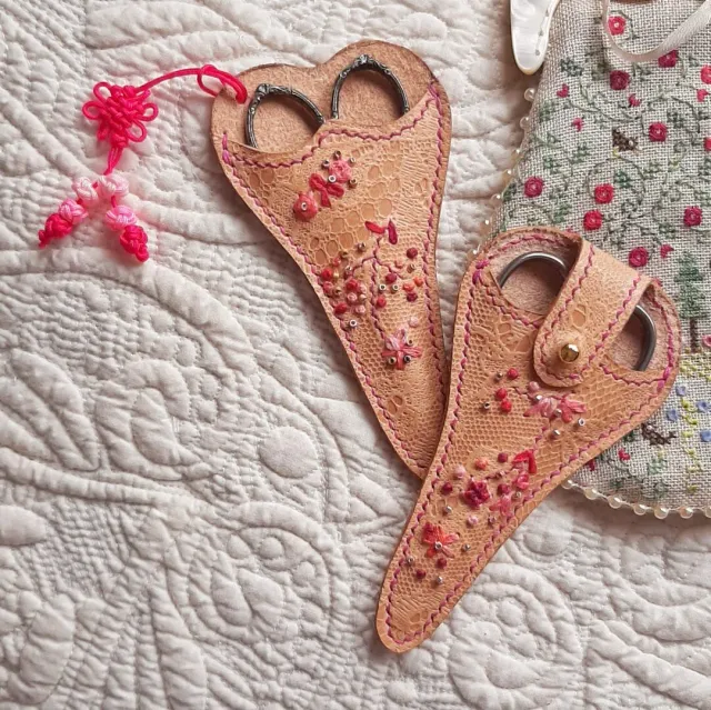 Atelier Anne R étui à ciseaux cuir dentelle brodé sur mesure